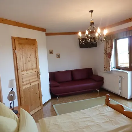 Weingut- Gaestezimmer Marko דירה